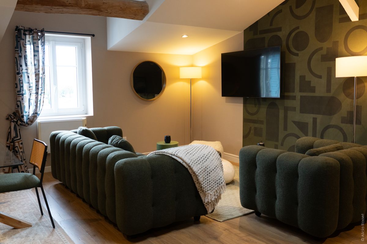 Living room — TV wall & geometric wallpaper